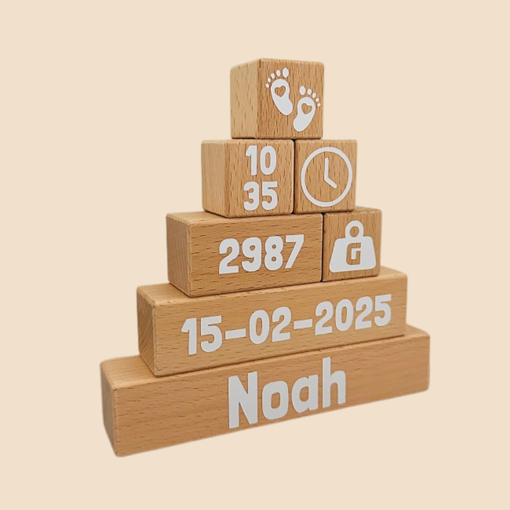 Piramidetoren met naam en geboortegegevens